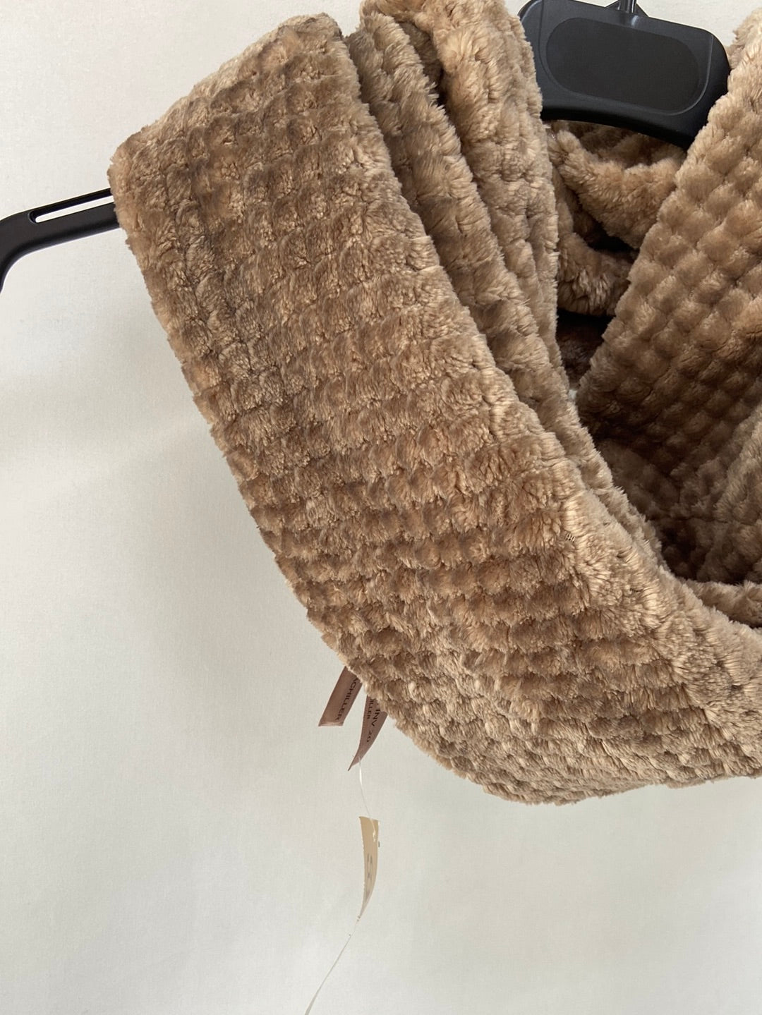 SALVADOR BACHILLER.Cuello beige