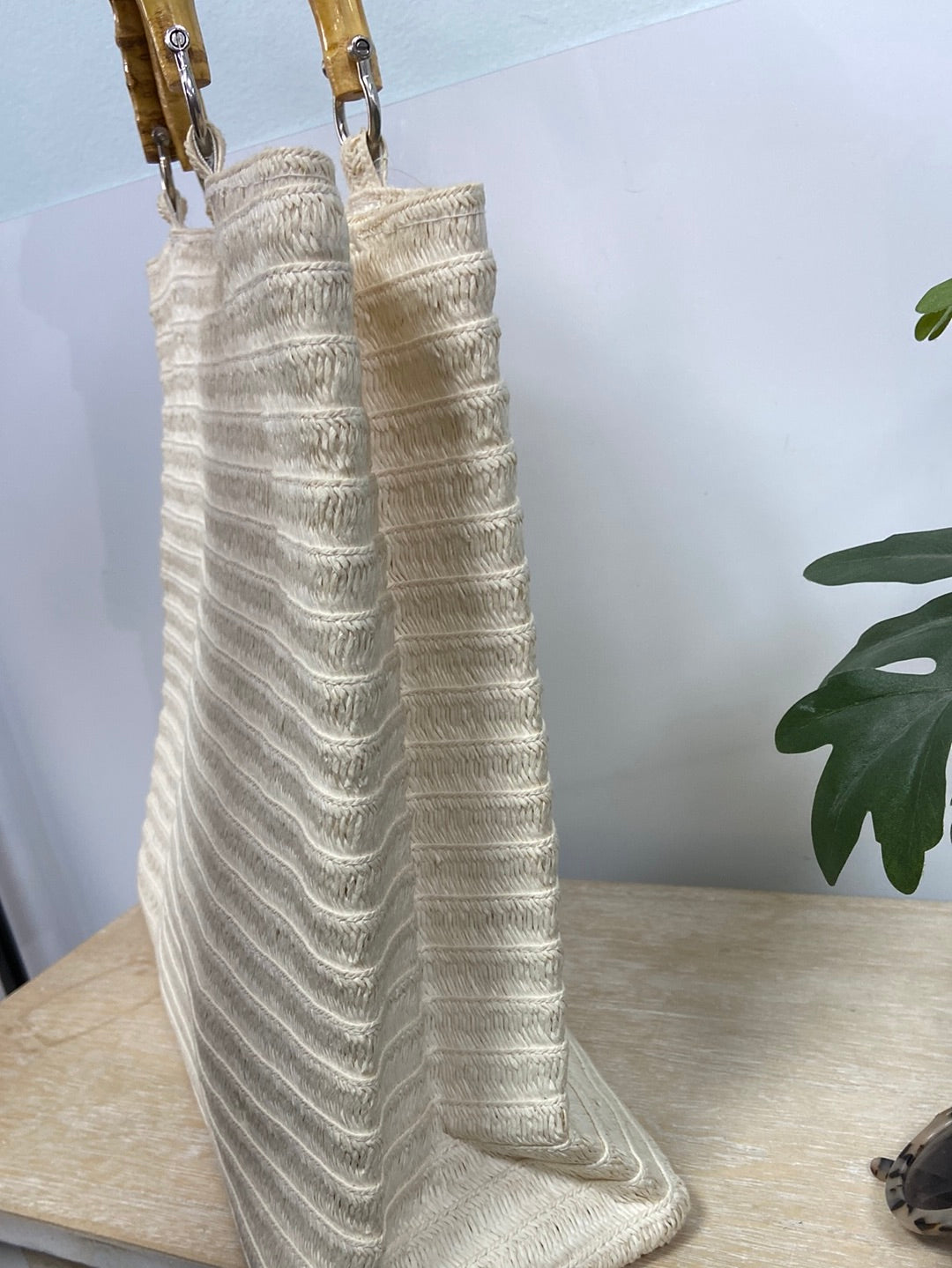 H&M.Beige raffia bag with wooden handle