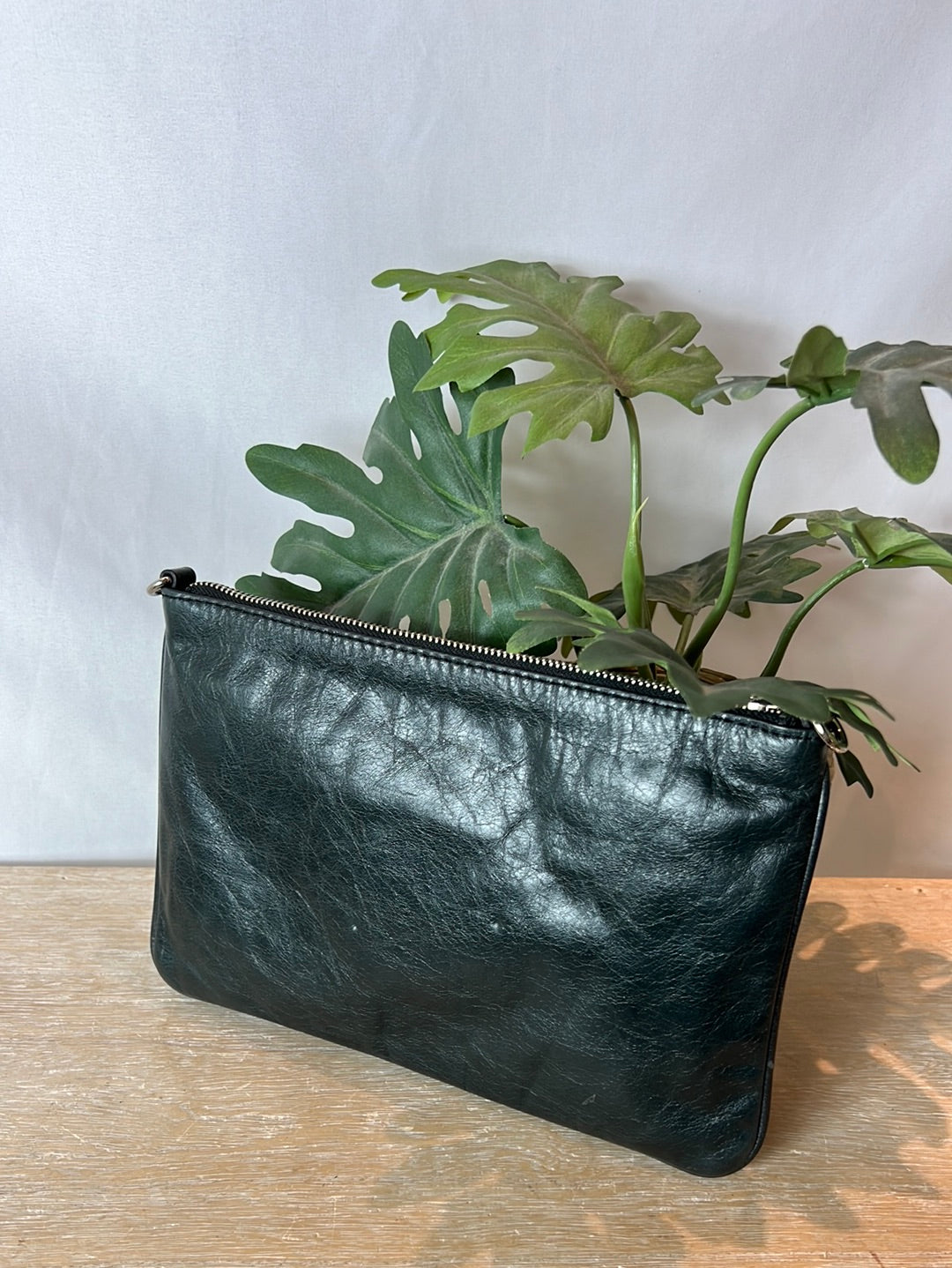 BIMBA Y LOLA. Bolso negro cremalleras
