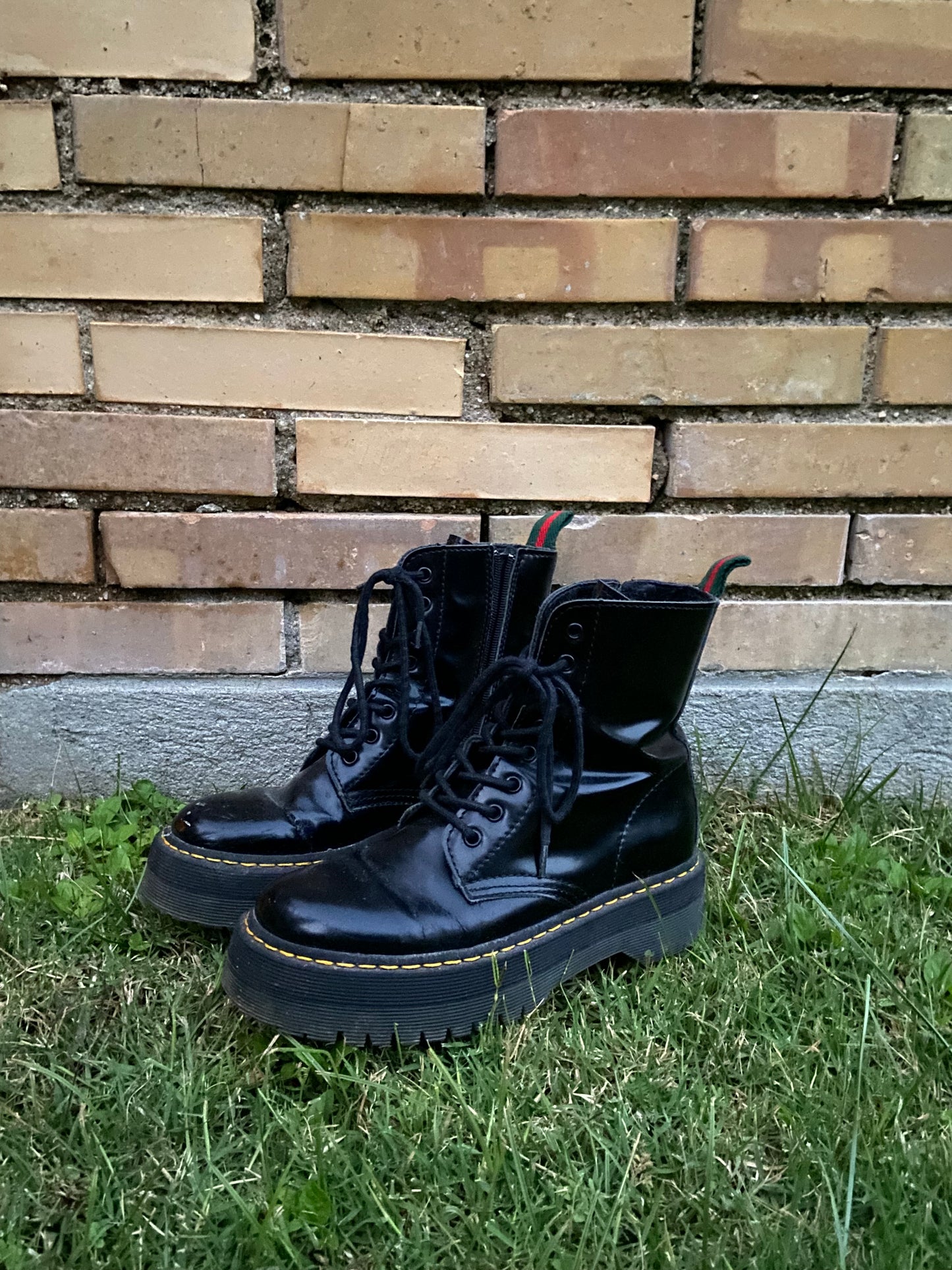 Botas negras cordones