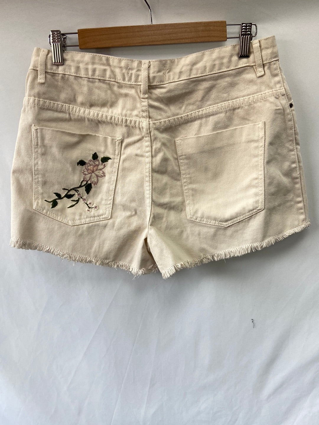 ZARA.Shorts beiges bordados T.42