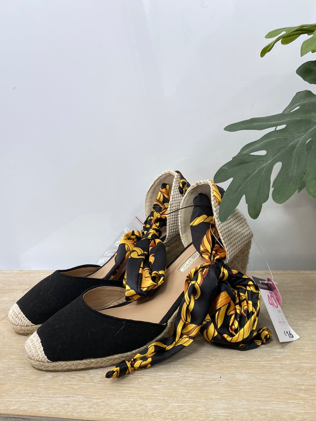 PRIMARK.Cuñas negras lazada T.40