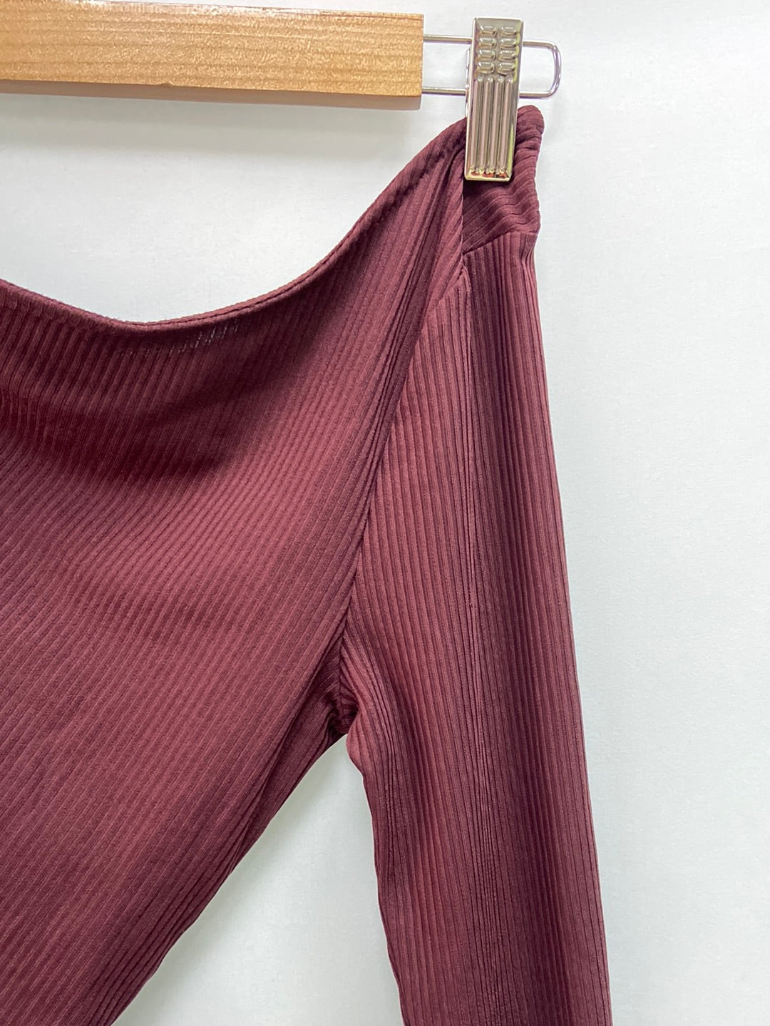 OTHERS. Asymmetrical burgundy top TS