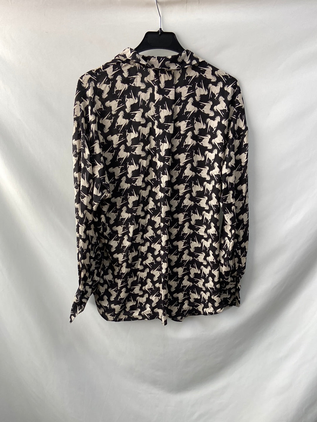 MANGO. Camisa negra estampado de caballos T. m