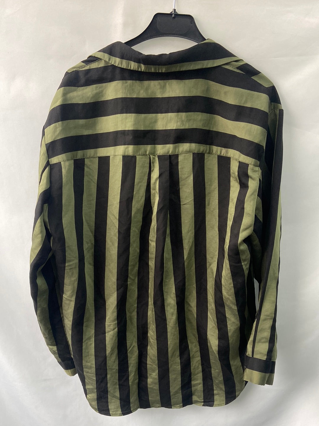 ZARA. Camisa rayas negras y verdes T.L