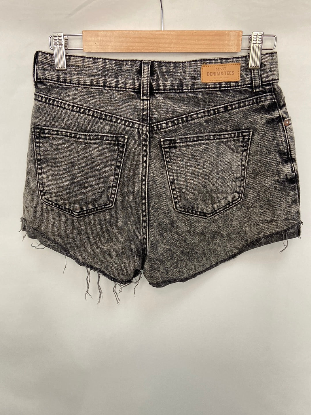 MANGO.Shorts grises efecto lavado T.36