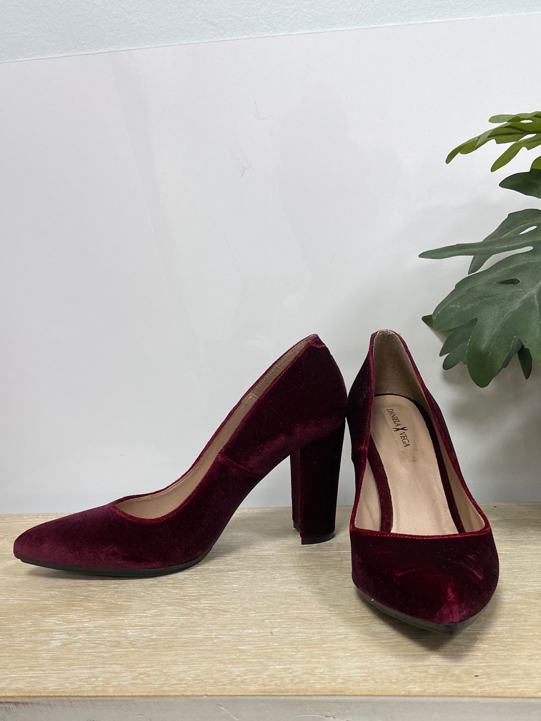 DANIELA VEGAS. Zapatos burdeos de terciopelo T.37