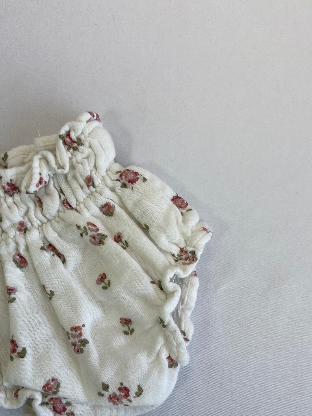 NICOLI. pololo blanca flores rosas T.0-3 meses