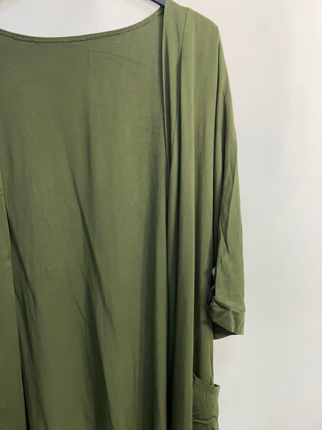 OTRAS.Kimono verde largo cinturón TU