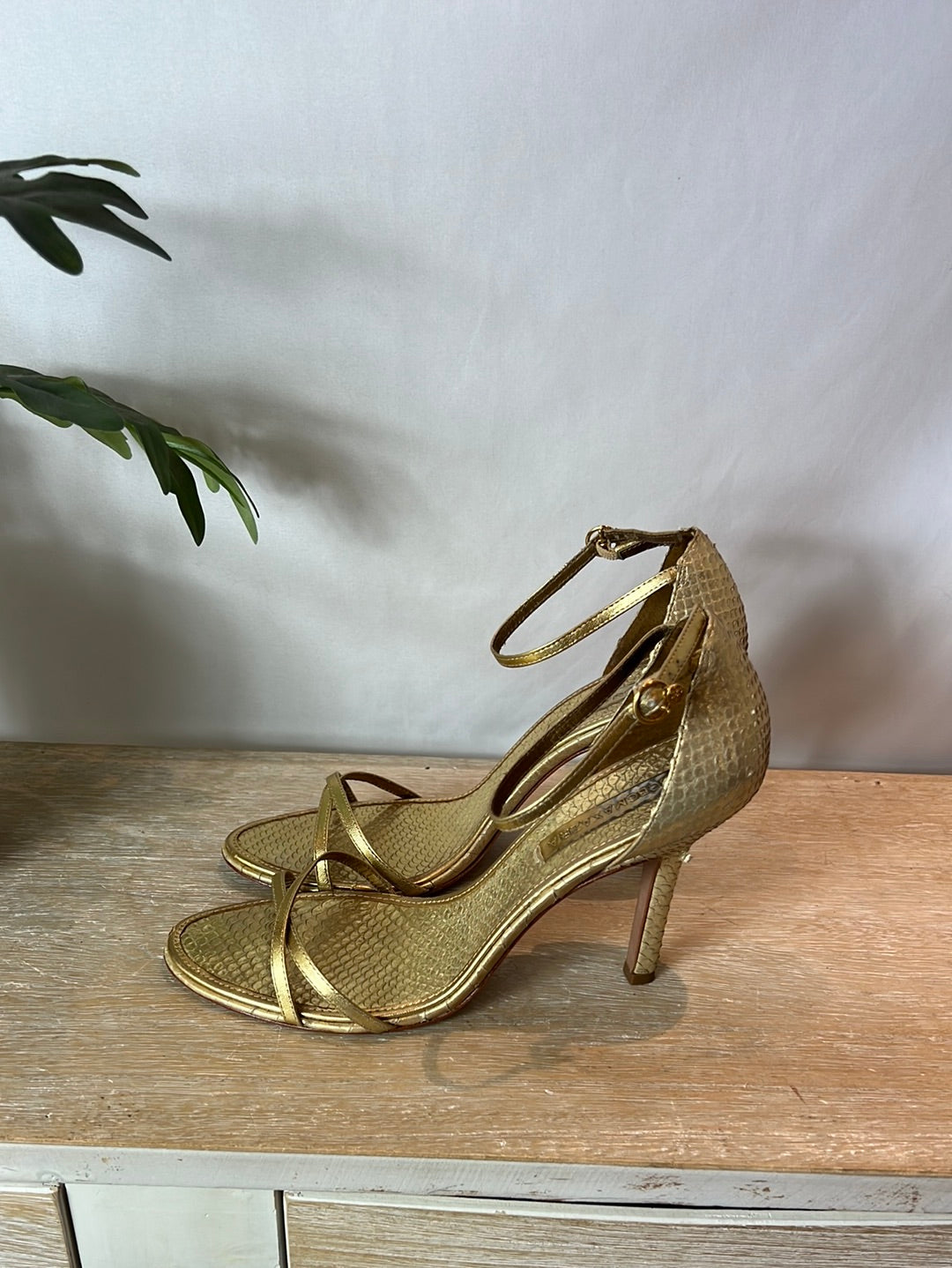 BCBG. Sandalia dorada serpiente T.38