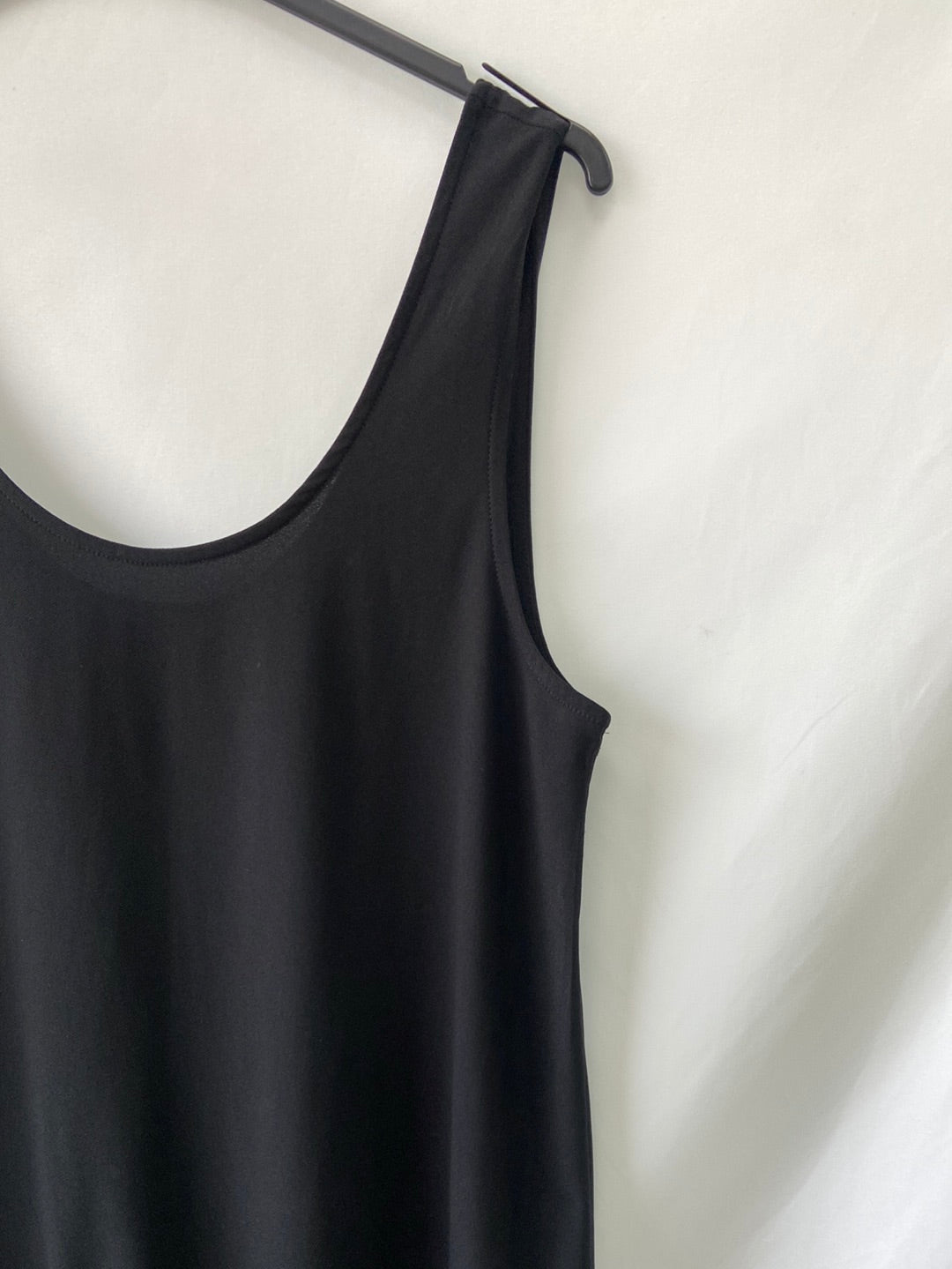 MANGO. Vestido negro acabado volantes T.m