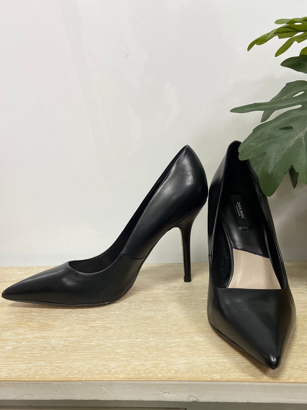 ZARA.Tacones Stilettos negros T.39