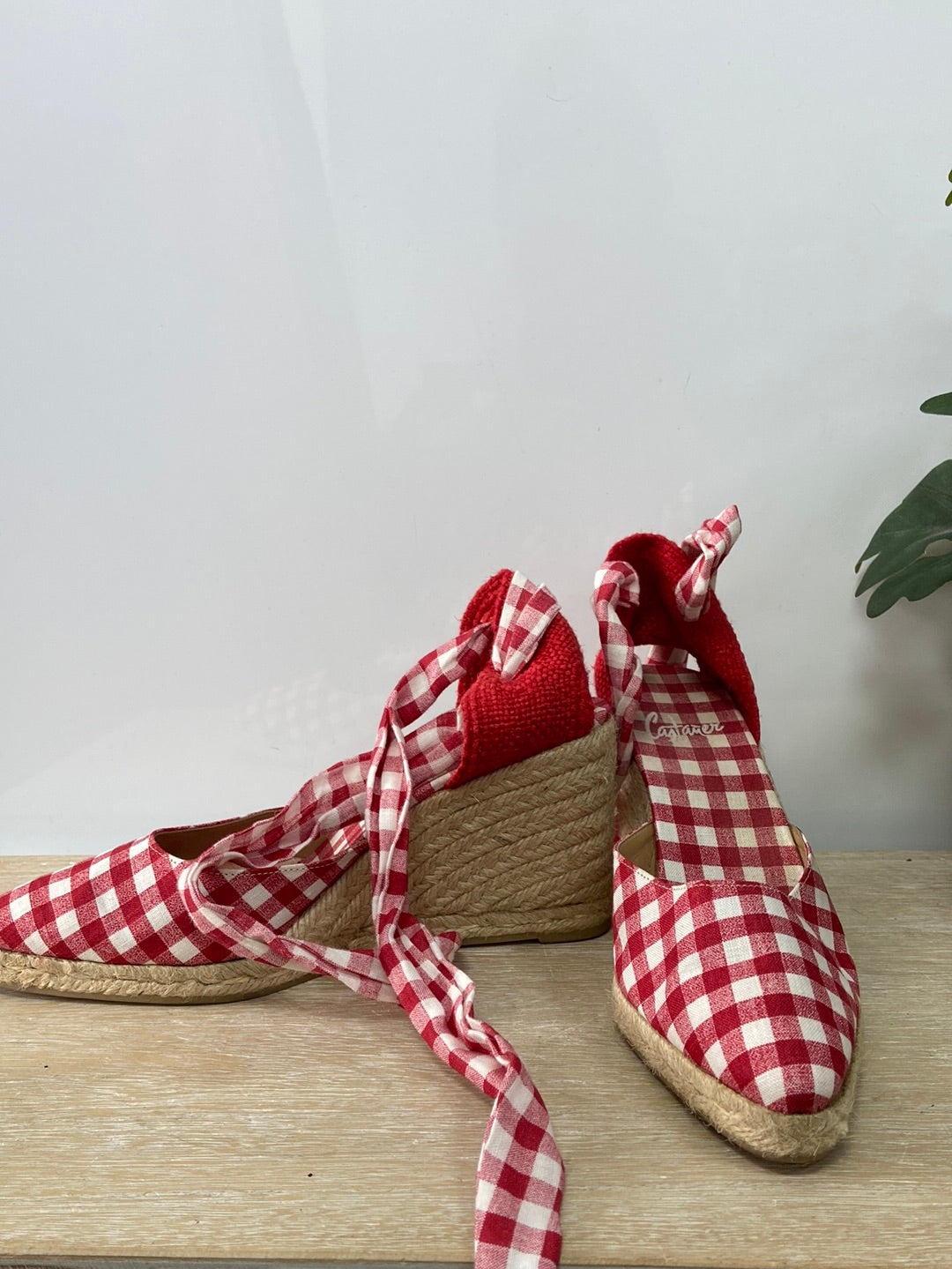 CASTAÑER. Cuñas cuadros vichi rojas T. 38