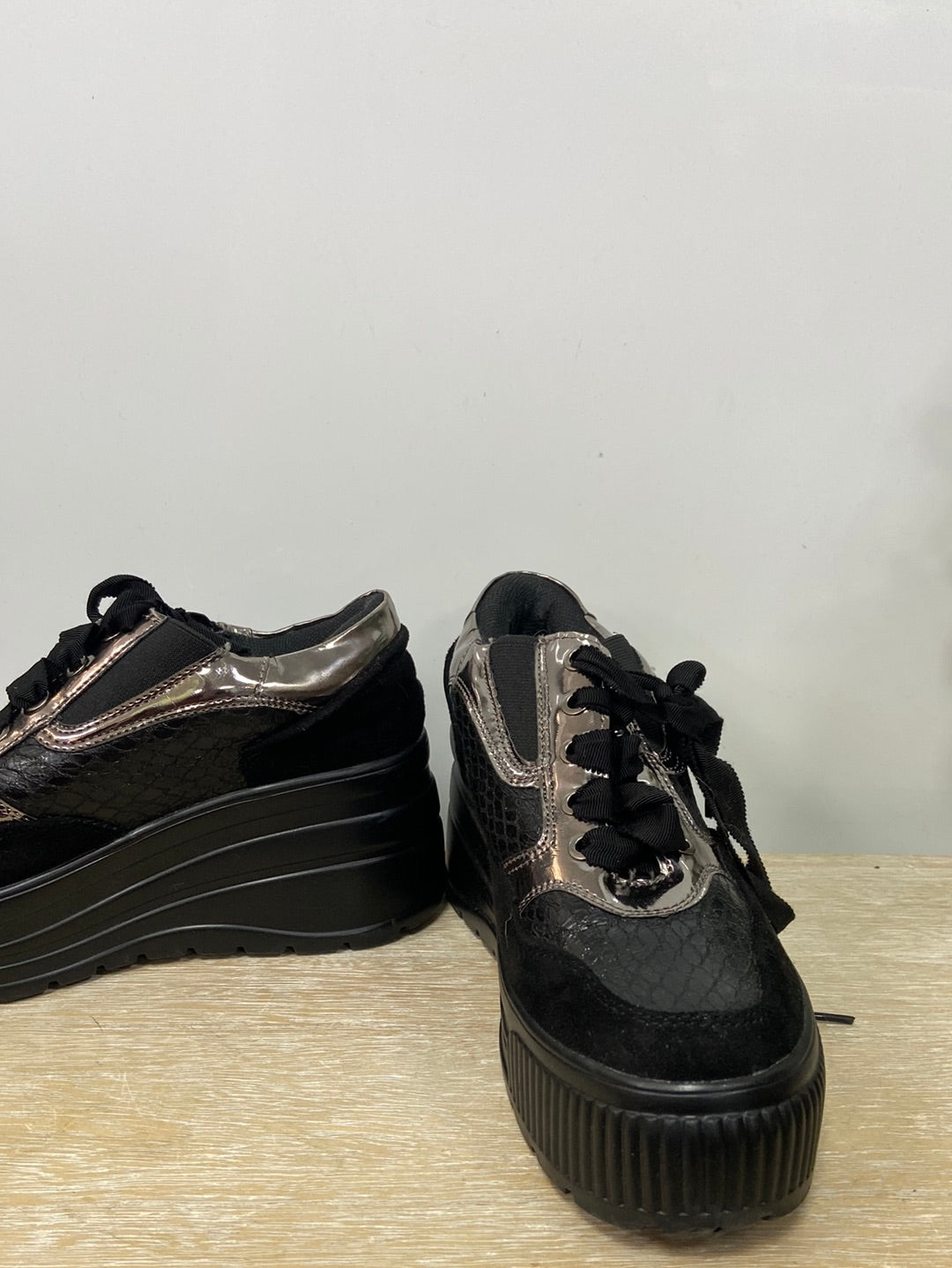XTI. Black and silver textured sneakers S.38