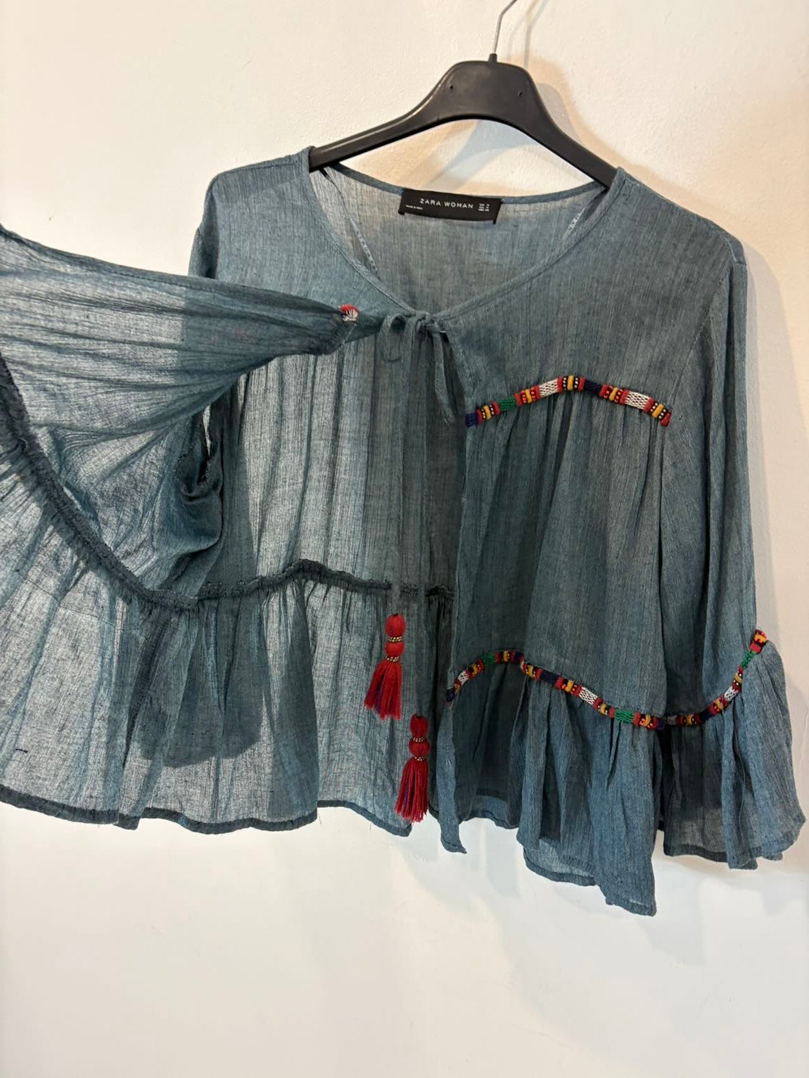 ZARA. Chaqueta azul ligera detalles