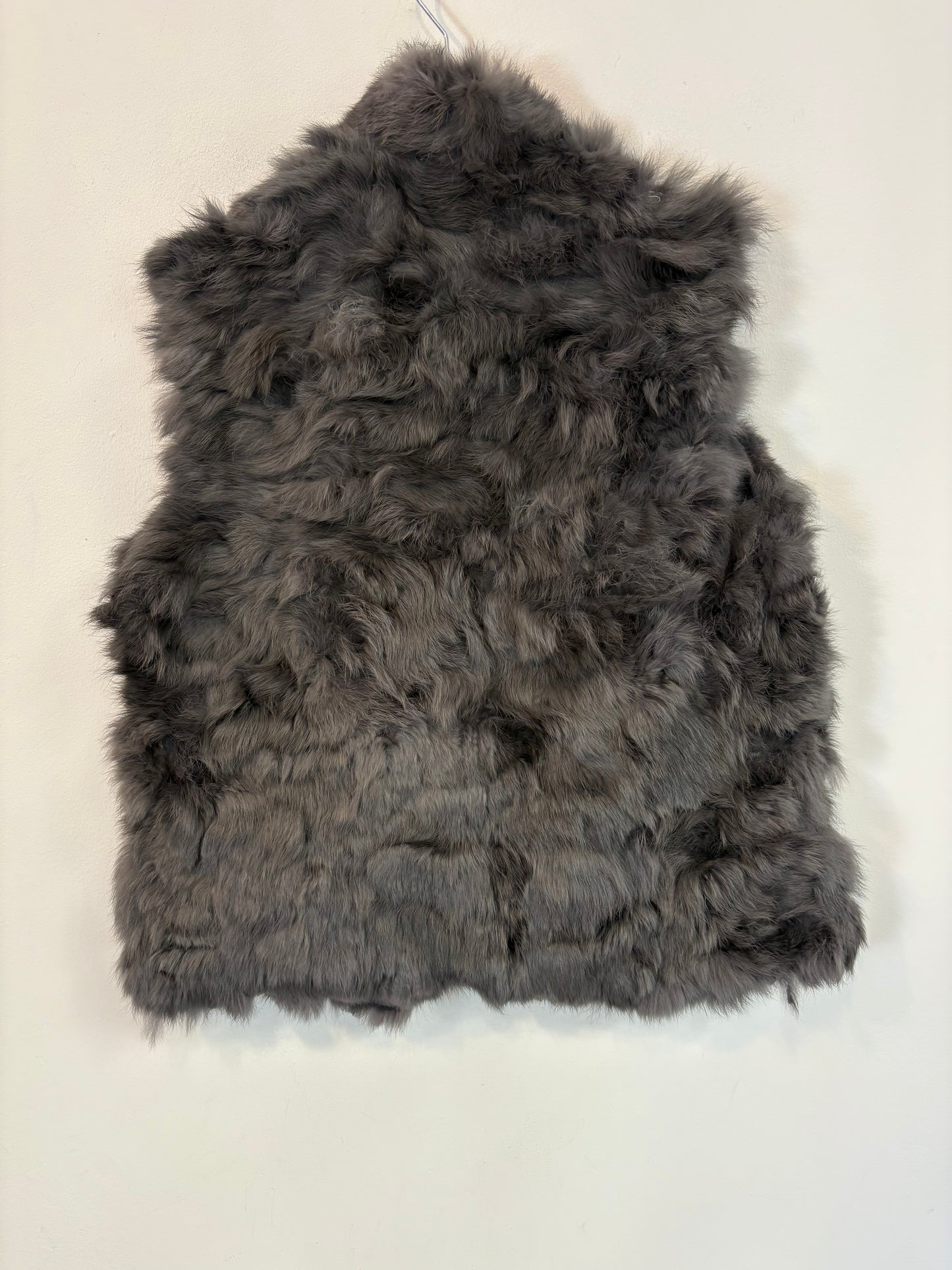 OTRAS. Chaleco pelo natural gris