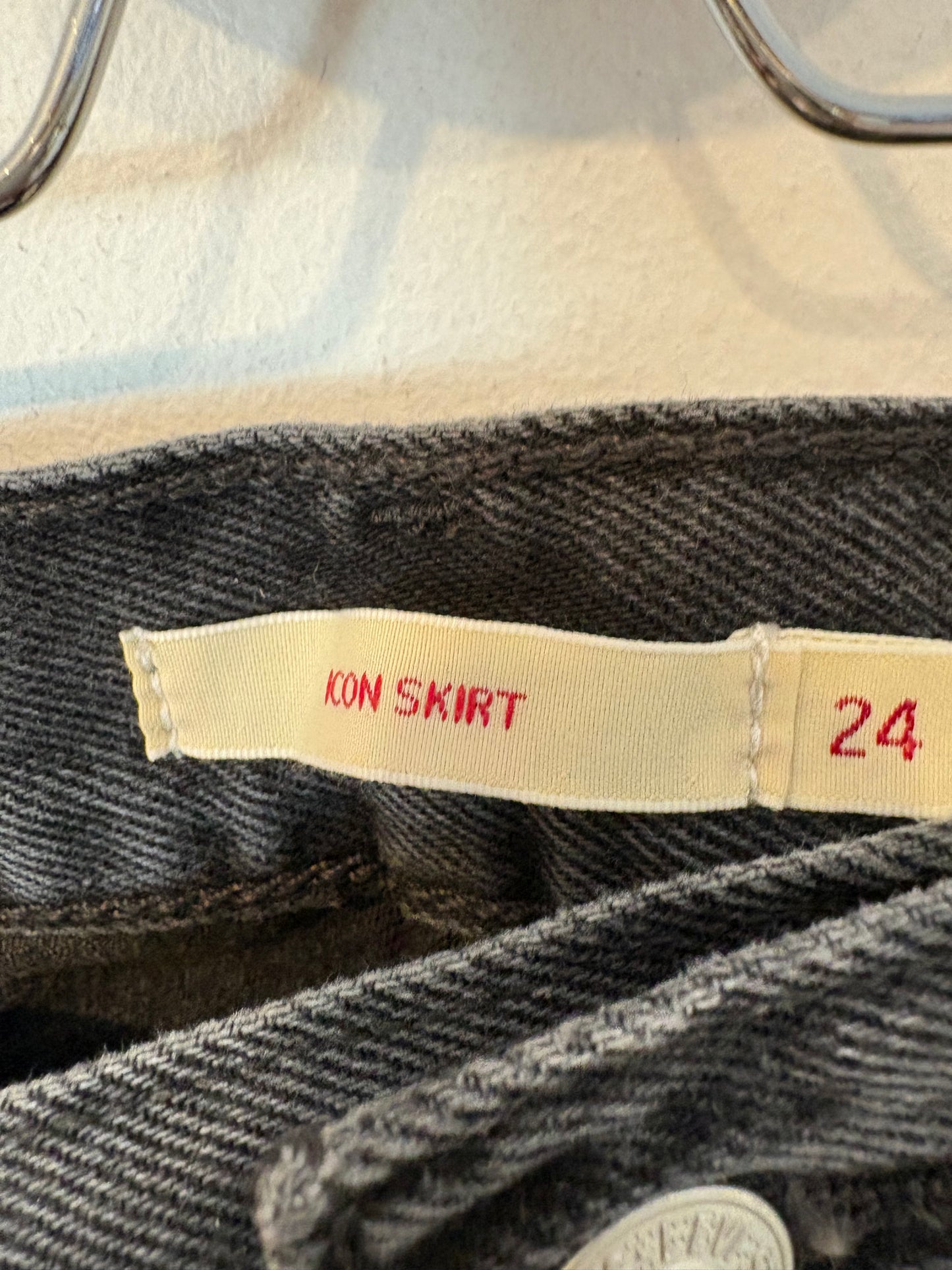 LEVI´S. Falda denim gris
