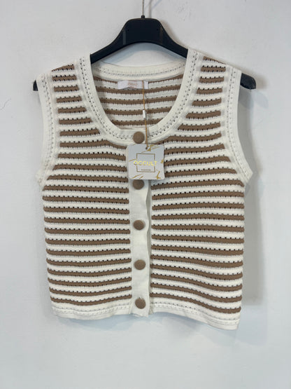 OTRAS. Conjunto  beige y blanco perforado. T S