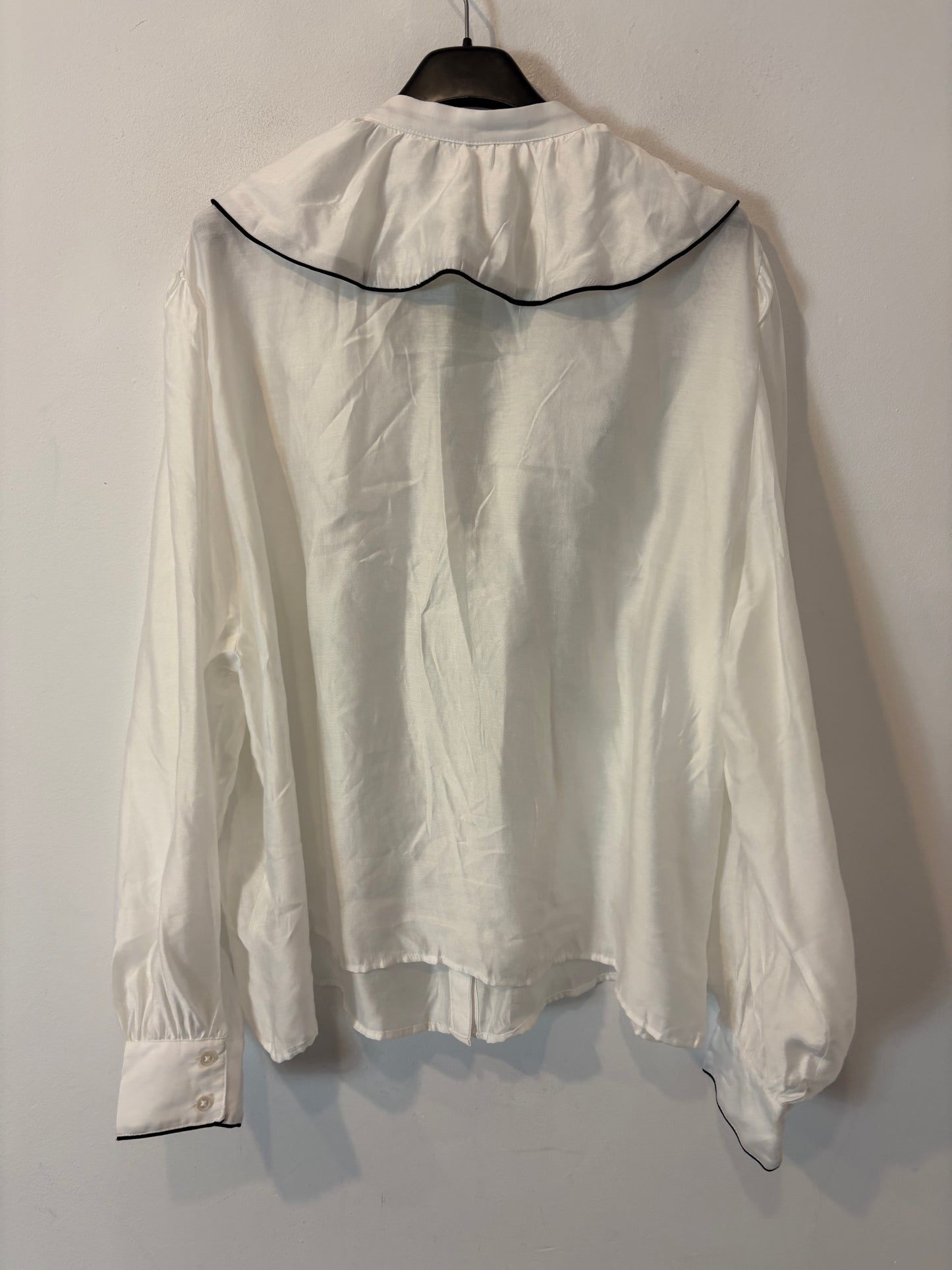 H&M. Blusa blanca volante.