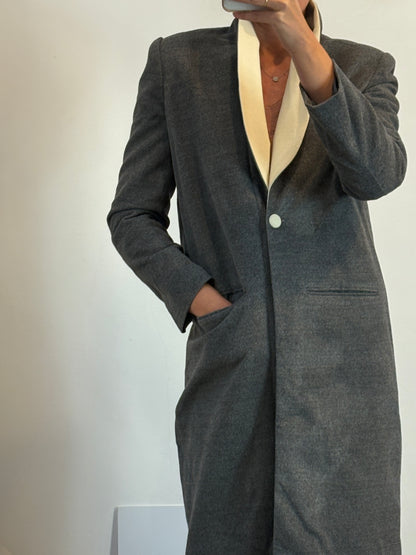 MAQUIS AND CO. Abrigo largo gris solapa