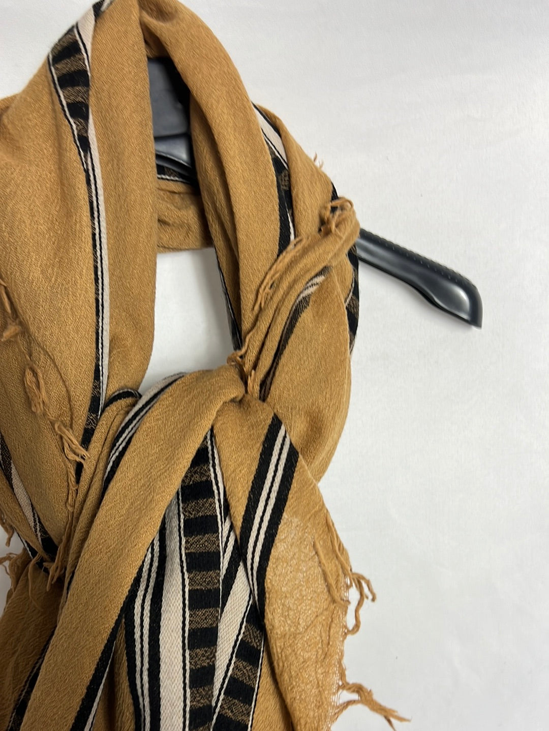 MASSIMO DUTTI. Pañuelo mostaza/camel estampado