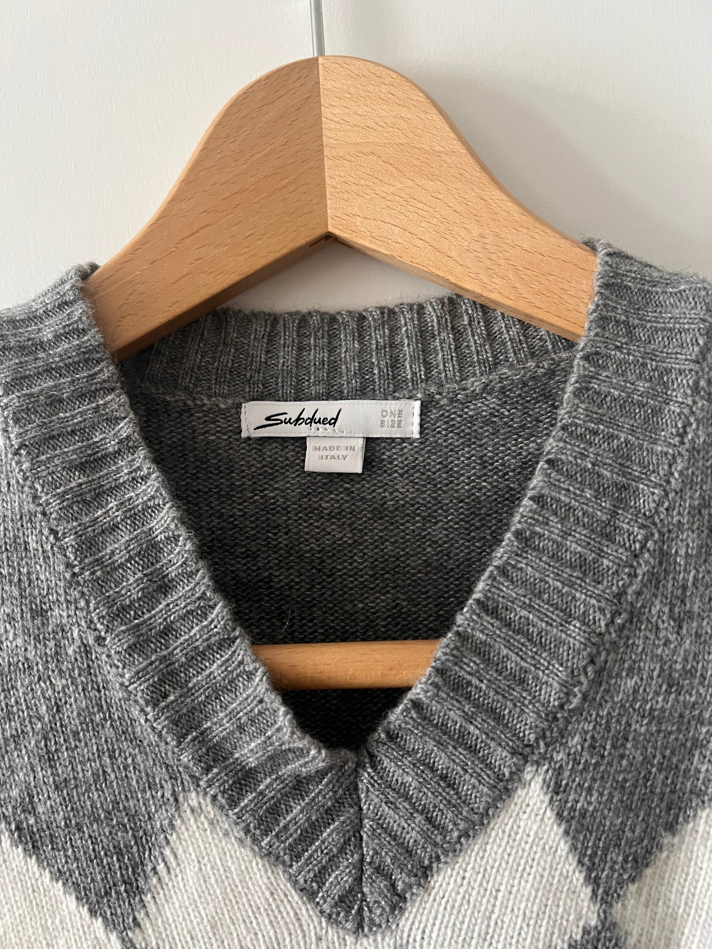 SUBDUED. Chaleco gris rombos