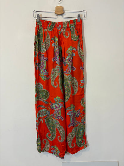 OTRAS. Pantalón fluido naranja estampado