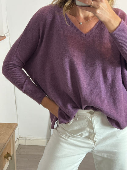 ABSOLUTE CASHMERE. Jersey cashmere morado cuello pico. T S