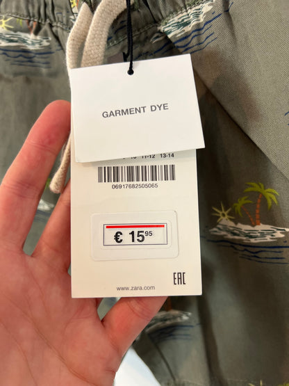 ZARA. Bermuda verde estampada. T 6 años