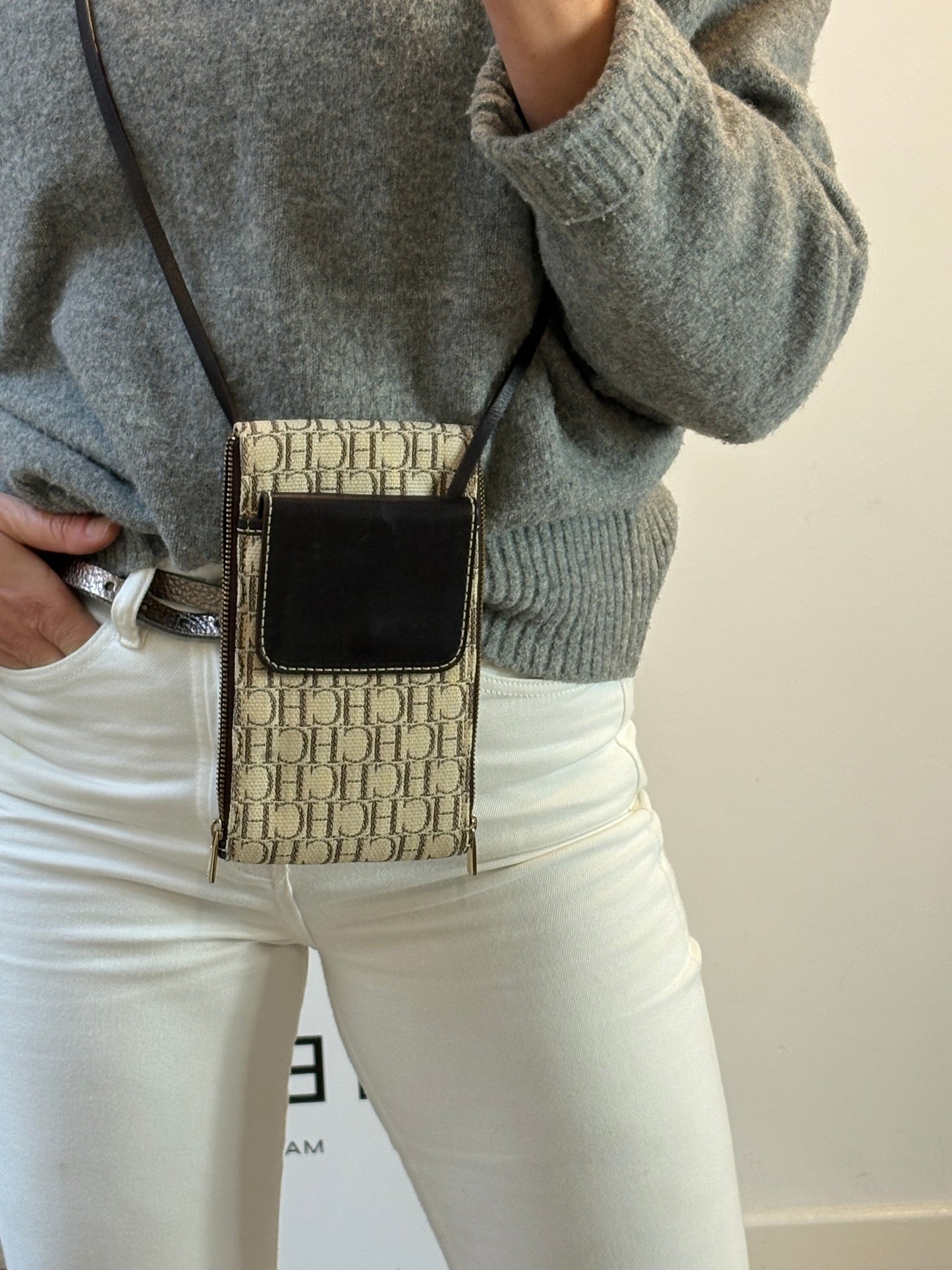 CAROLINA HERRERA. Bolso bandolera anagrama