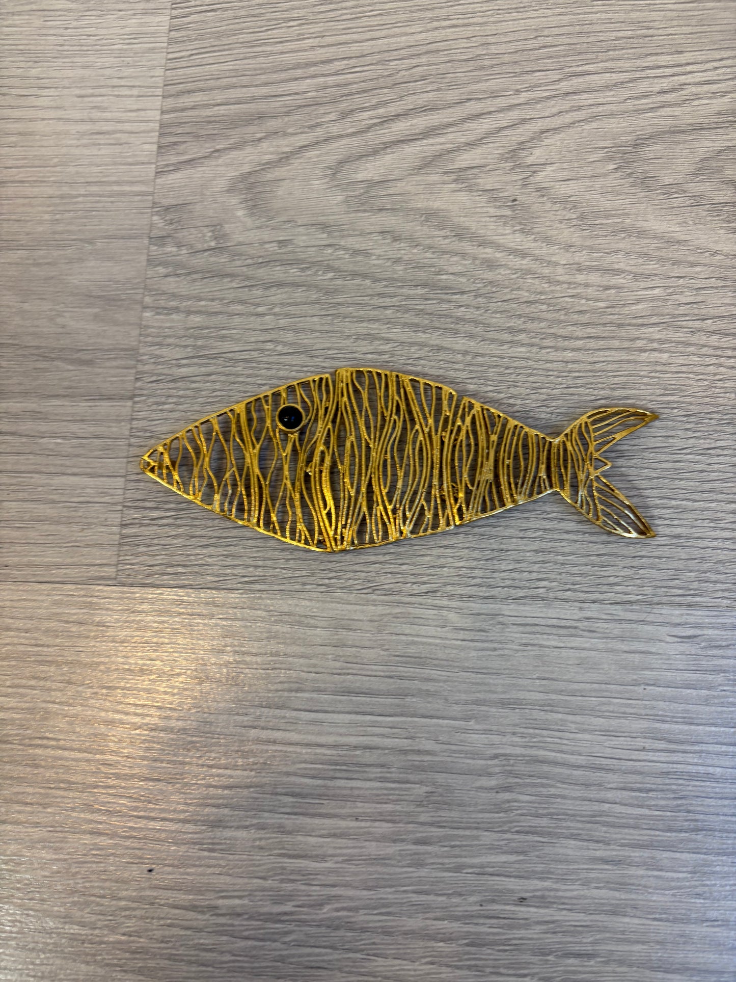 OTRAS. Colgante pez dorado