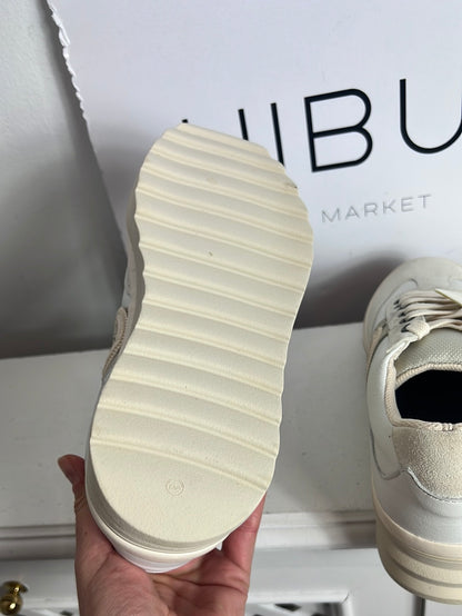 ARO. Zapatillas cordones beiges y blanco. T 38