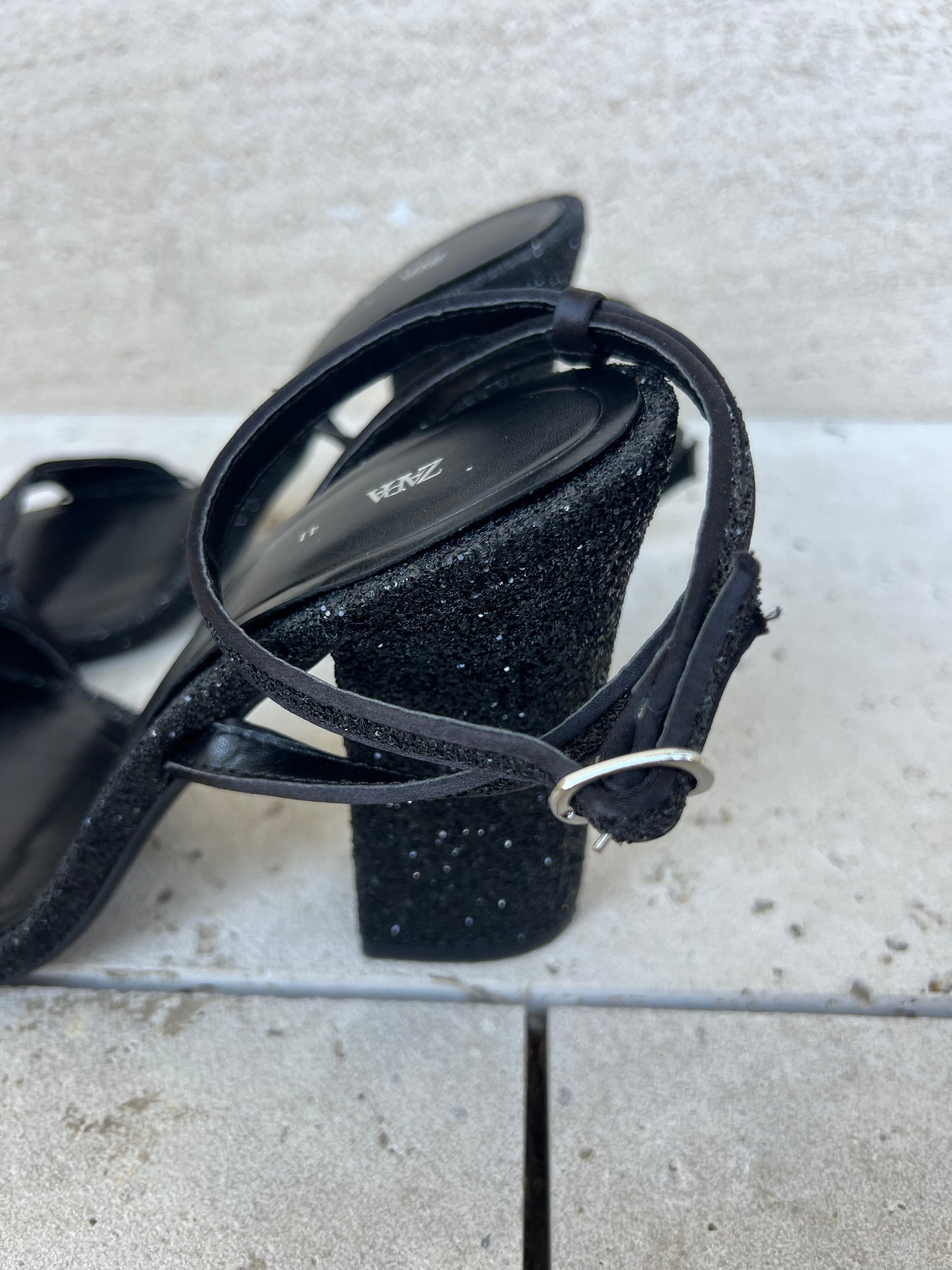 ZARA. Sandalias negras purpurina. T 41