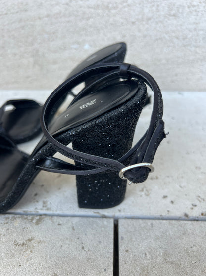 ZARA. Sandalias negras purpurina. T 41