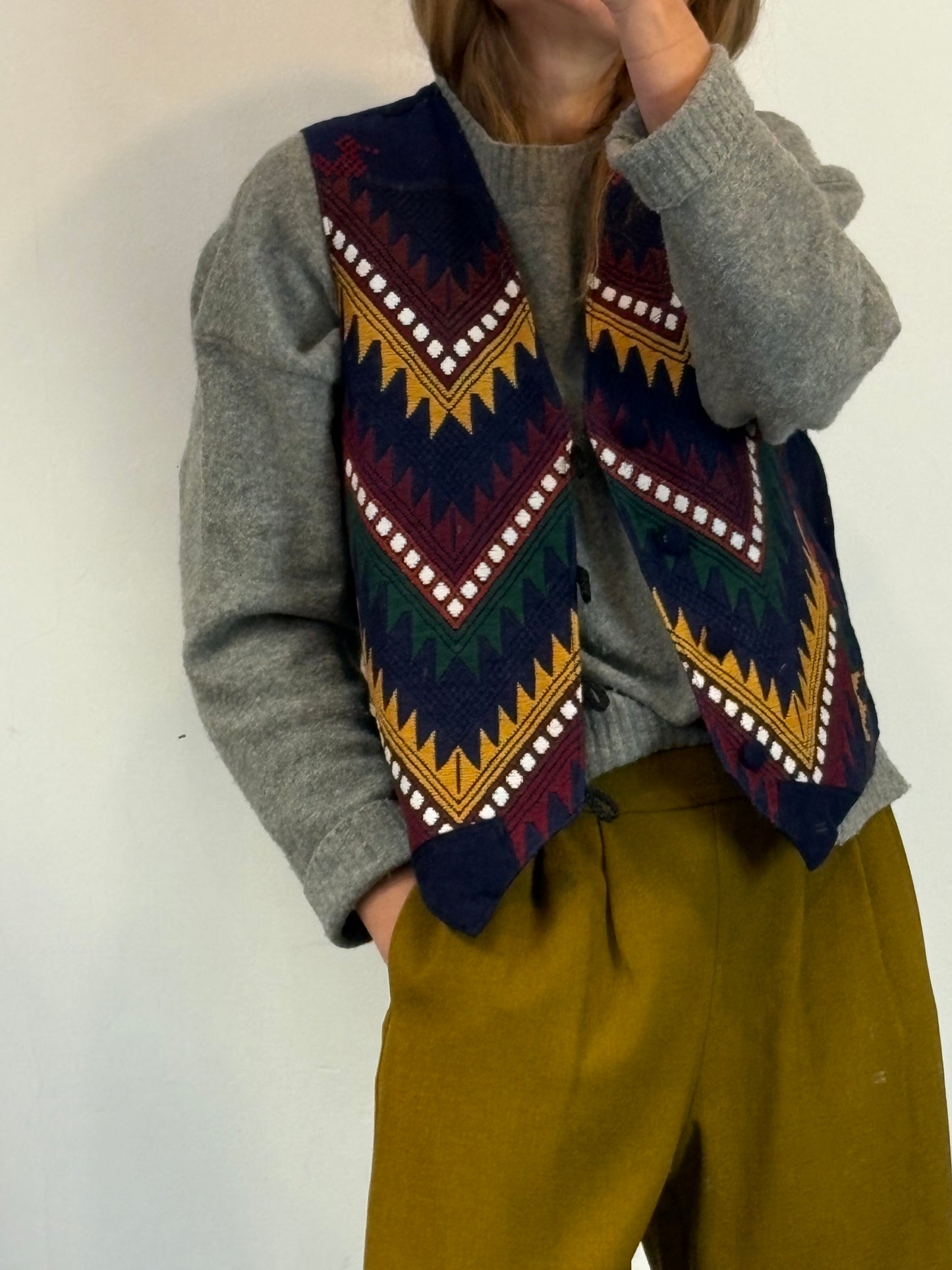 OTRAS. Chaleco azul bordado colores