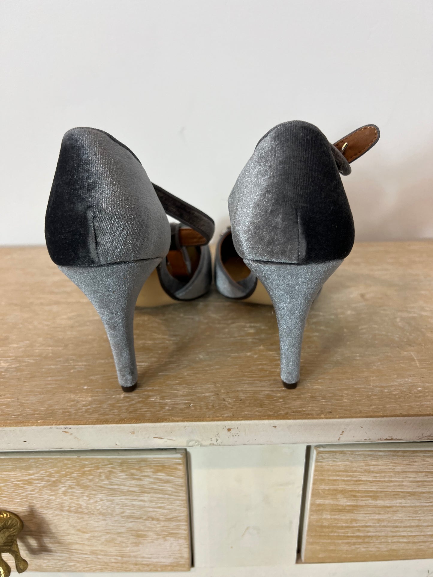 M**DARINA. Velvet and rhinestone heels. Size 39