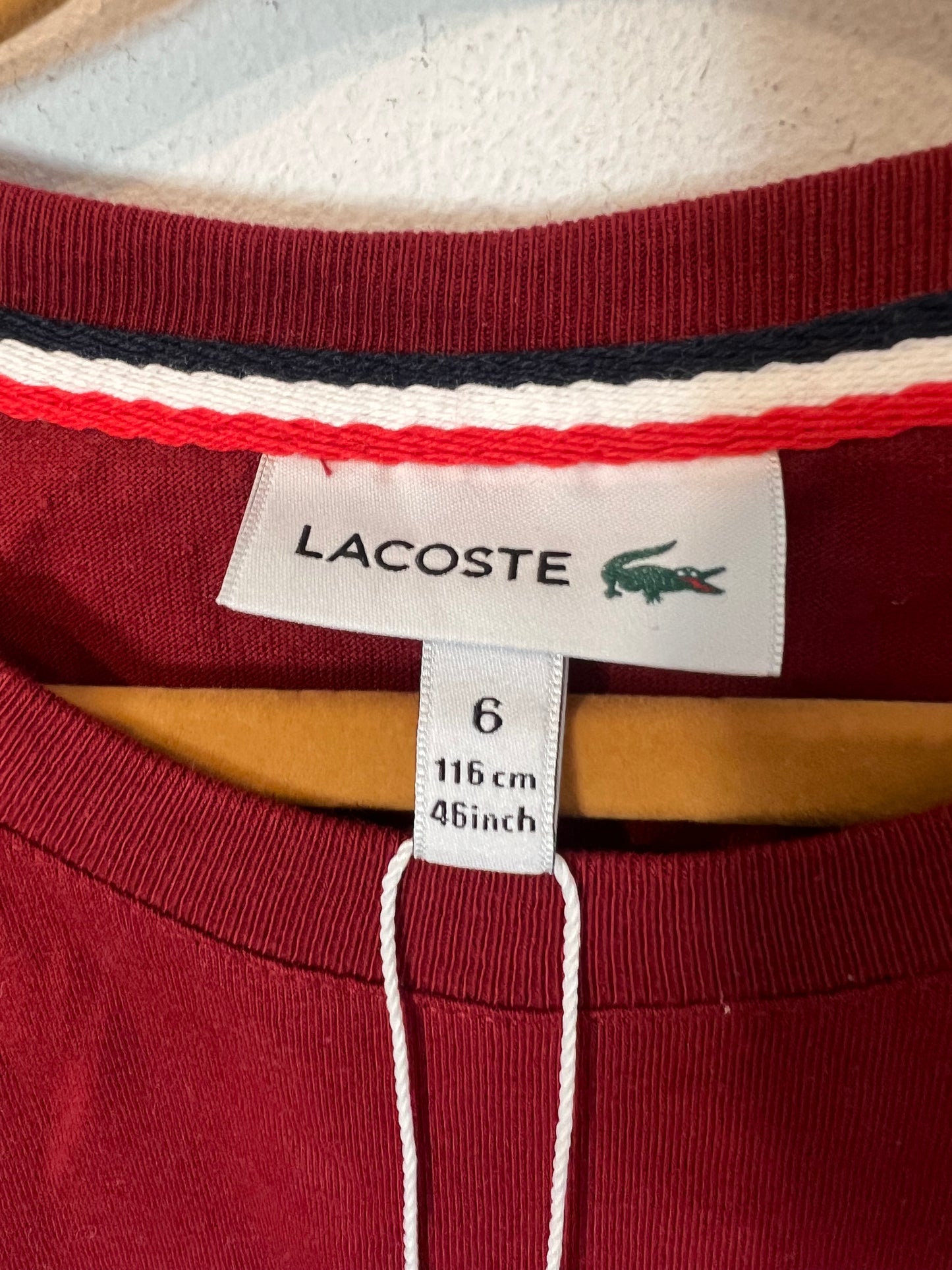 LACOSTE. Camiseta burdeos logo. T 6 años
