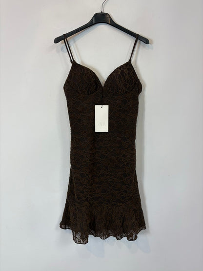 ZARA. Vestido corto entallado encaje