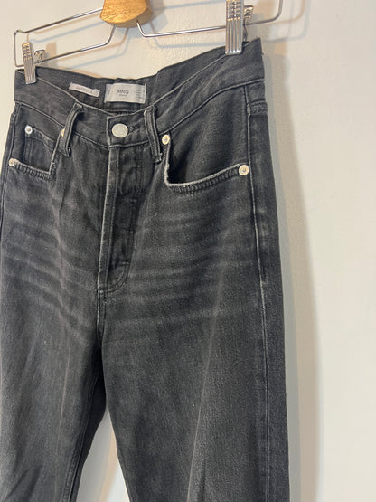 MANGO. Black buttoned straight denim. T 36