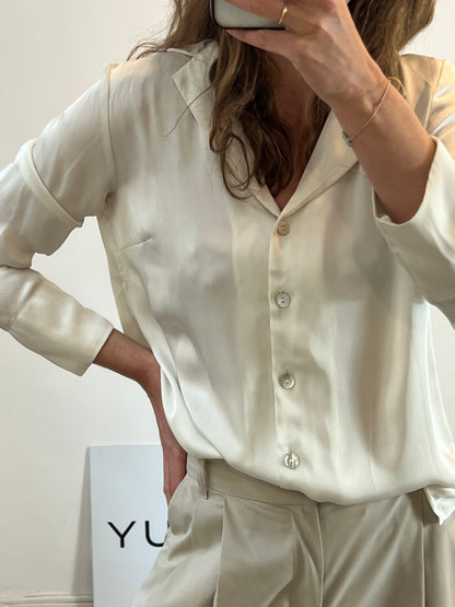 H&M. Blusa fluida satinada color crudo. T M