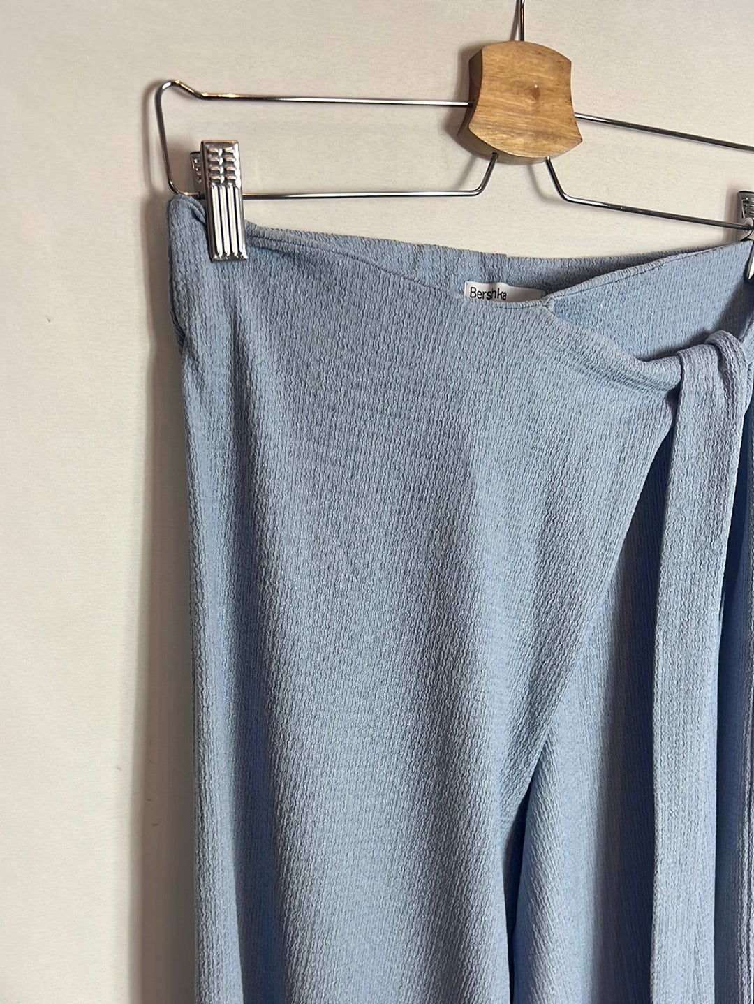 BERSHKA. Pantalón azul fluido efecto pareo. T M