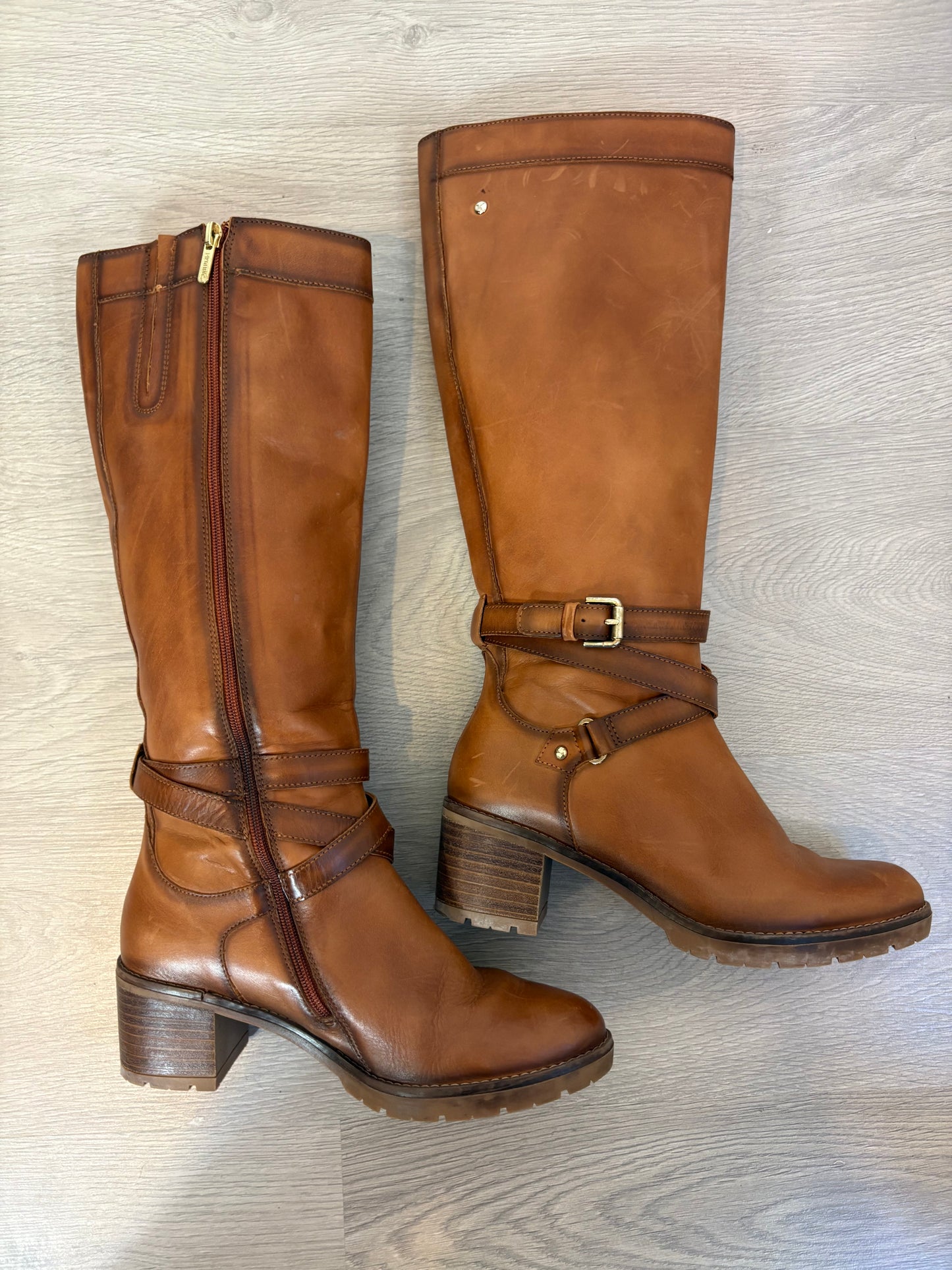 PIKOLINOS. Bota alta piel marrón