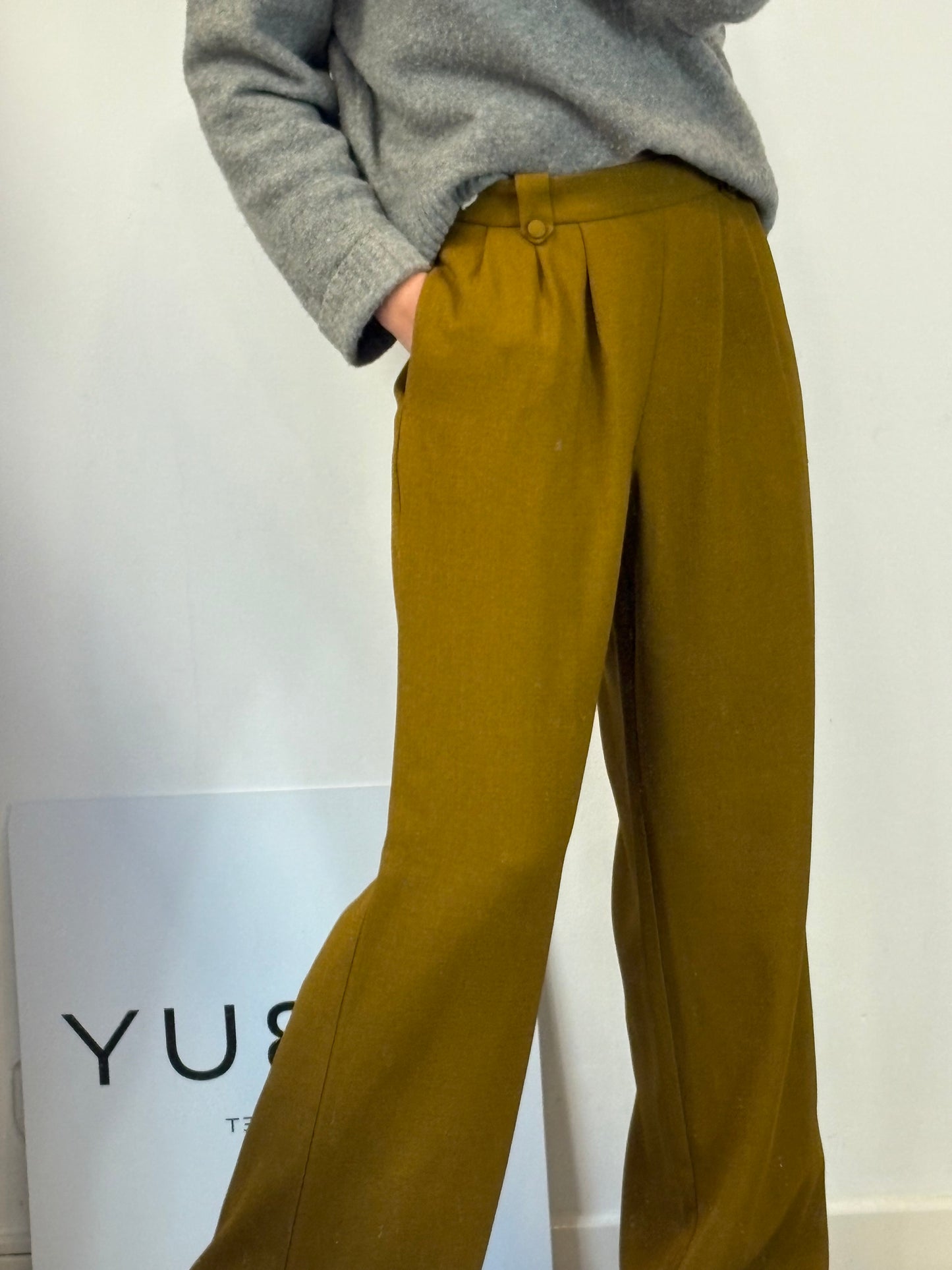 SÉZANE. Pantalón fluido caqui pinzas