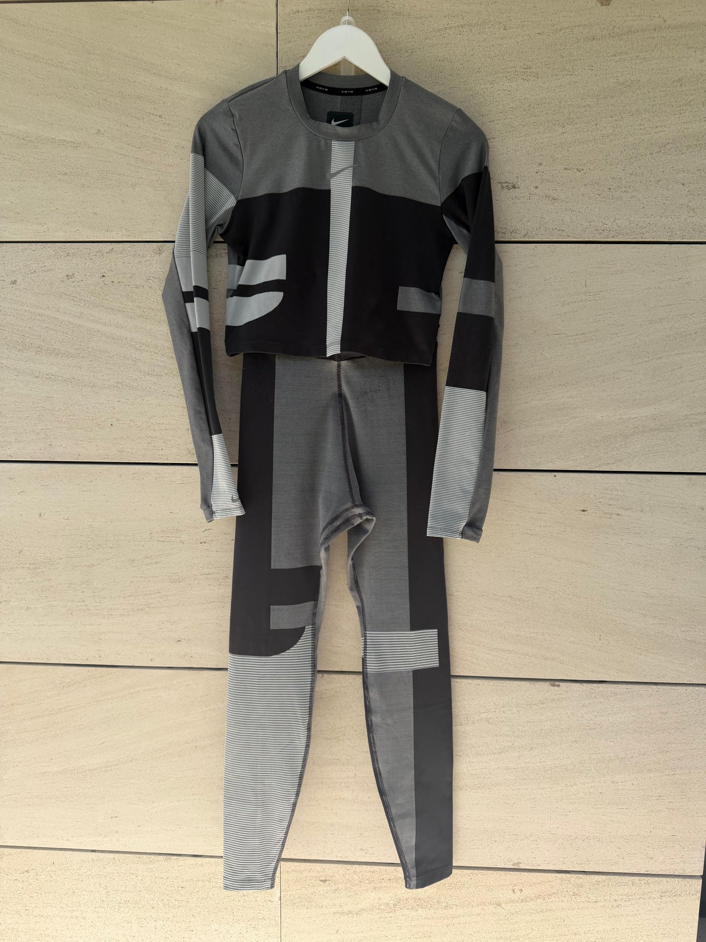 NIKE. Conjunto malla y top gris. T XS/S