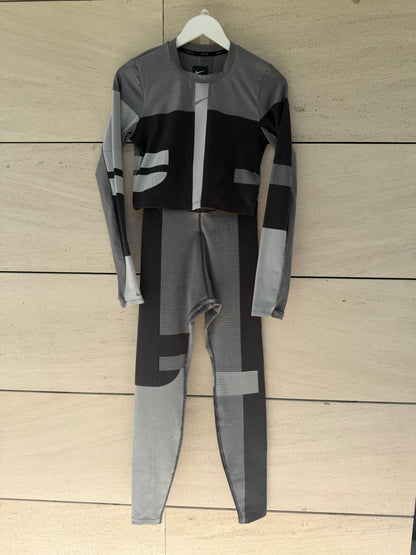 NIKE. Conjunto malla y top gris. T XS/S