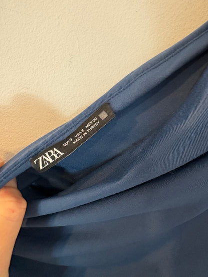 ZARA. Vestido largo azul asimétrico