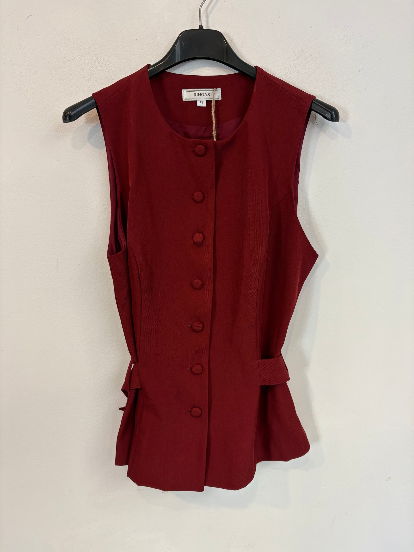 Chaleco burdeos abotonado