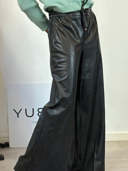 ZARA. Pantalón efecto piel pata ancha