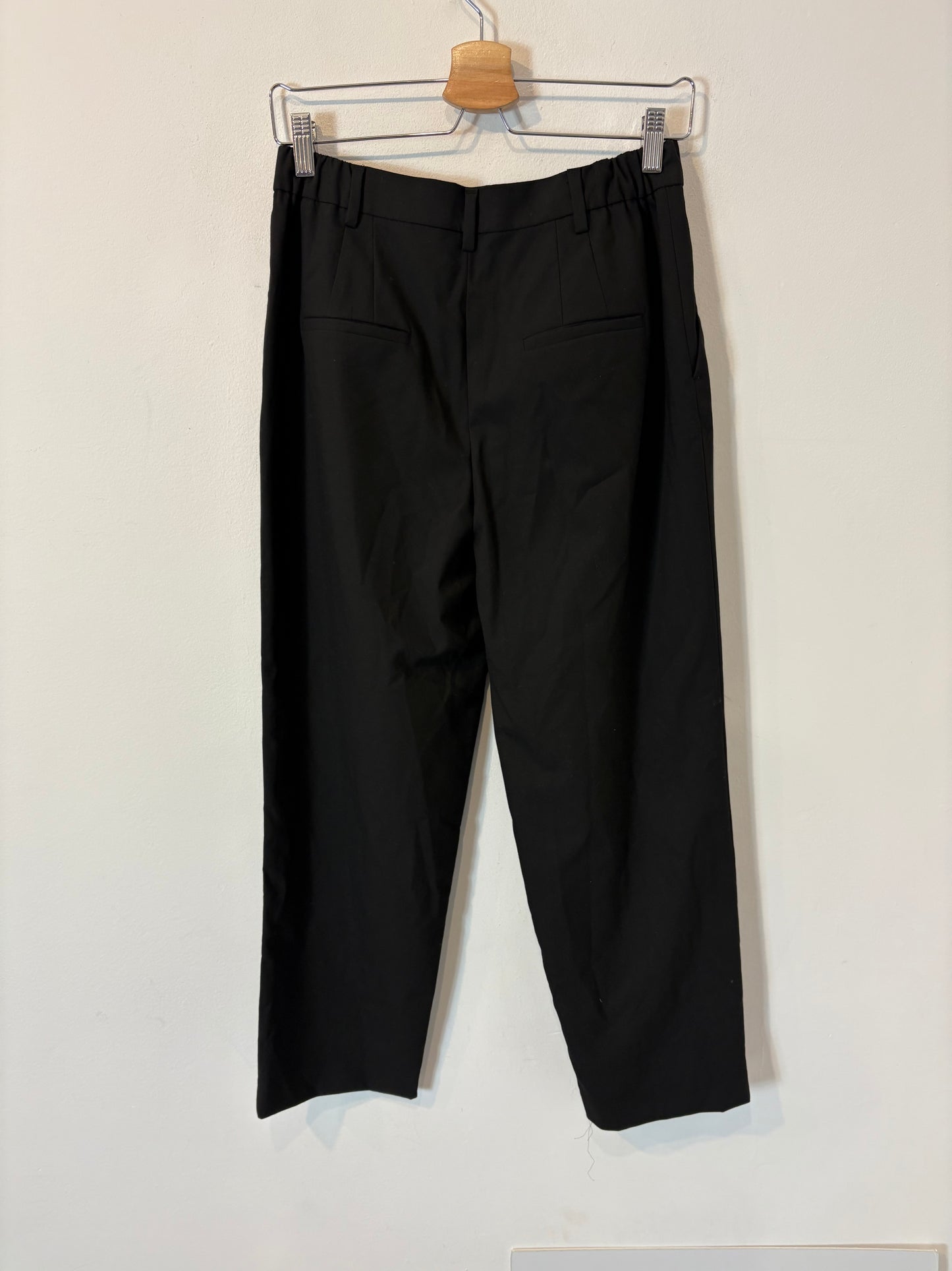 ZARA. Pantalón negro pinzas
