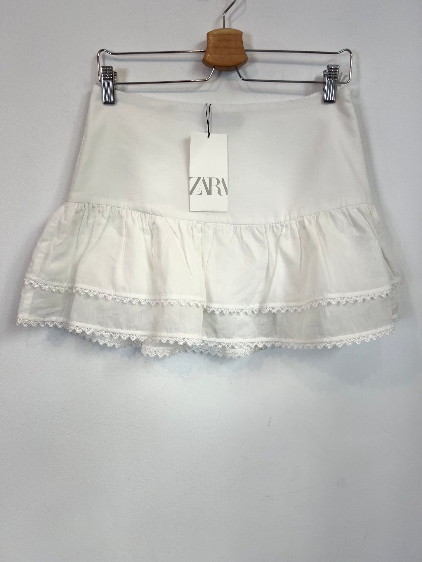 ZARA. Falda blanca volantes T.s